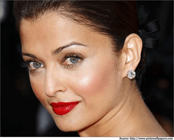 Aishwarya Rai at the Red Carpet in Solitaire Earrings